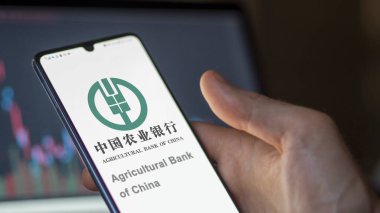17 Nisan 2024, Şangay, Çin. Bir takas ekranında Çin Tarım Bankası 'nın logosuna yaklaş. Çin Tarım Bankası hisse senedi fiyatları, bir cihaz için $.