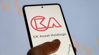 17 Nisan 2024, Şangay, Çin. CK Varlık Holding 'in logosunu bir değiş tokuş ekranında kapatın. CK Varlık Fiyat Hisseleri, bir aygıt üzerine $.