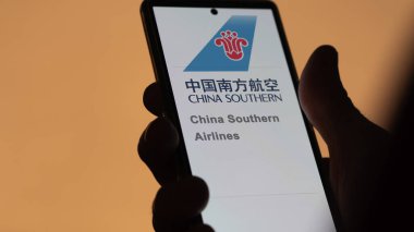 17 Nisan 2024, Şangay, Çin. Bir değiş tokuş ekranında Çin Güney Havayolları 'nın logosuna yaklaş. China Southern Havayolları hisse senedi fiyatları, bir cihaz için $.