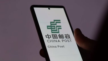 17 Nisan 2024, Şangay, Çin. Bir değiş tokuş ekranında China Post 'un logosuna yaklaş. China, hisse senedi fiyatlarını bir cihaza yüklüyor..