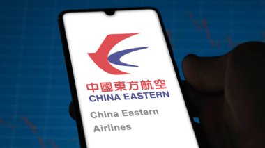 17 Nisan 2024, Şangay, Çin. Bir değiş tokuş ekranında Çin Doğu Havayolları 'nın logosuna yaklaş. China Eastern Havayolları hisse senedi fiyatları, bir cihaz için $.