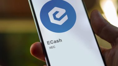 17 Nisan 2024, Şangay, Çin. Bir takas ekranında (XEC) eCash logosuna yaklaş. (XEC) eCash fiyat hisseleri, cihaza XEC $.