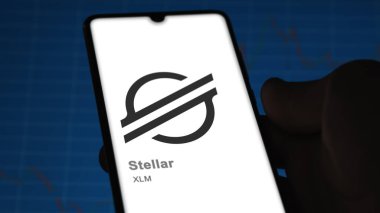 17 Nisan 2024, Şangay, Çin. Takas ekranındaki (XLM) Stellar logosuna yaklaş. (XLM) Yıldız fiyat hisseleri, bir aygıt üzerinde XLM $.