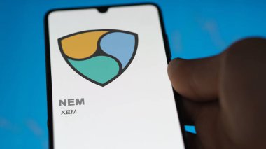 17 Nisan 2024, Şangay, Çin. Bir takas ekranında (XEM) NEM logosuna yaklaş. (XEM) NEM fiyat hisseleri, bir cihaza XEM $.