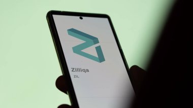 17 Nisan 2024, Şangay, Çin. Bir takas ekranında (ZIL) Zilliqa logosuna yaklaş. (ZIL) Zilliqa fiyat hisseleri, bir aygıt üzerinde ZIL $.