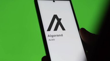 17 Nisan 2024, Şangay, Çin. Bir değiş tokuş ekranındaki algoritmanın logosuna yaklaş. (ALGO) Algorand fiyat hisseleri, bir aygıt üzerinde $ALGO.