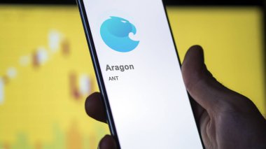 17 Nisan 2024, Şangay, Çin. Bir değiş tokuş ekranında Aragon 'un logosuna yaklaş. Aragon hisse senetleri, bir cihaza karınca dolar..