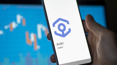 17 Nisan 2024, Şangay, Çin. Değiş tokuş ekranında Ankr 'ın logosuna yaklaş. Ankr fiyat hisseleri, ANKR $'lık cihaz.