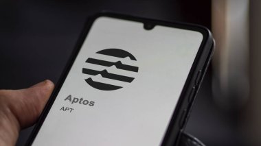 17 Nisan 2024, Şangay, Çin. Takas ekranındaki Aptos logosuna (APT) yaklaş. Aptos hisse senetleri, bir cihaz için APT $.