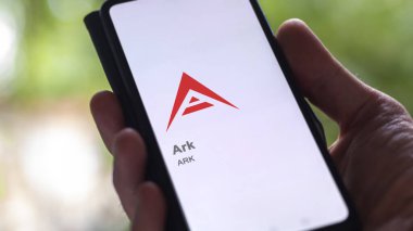 17 Nisan 2024, Şangay, Çin. Değiş tokuş ekranında Ark 'ın logosuna yaklaş. Ark fiyat hisseleri, bir cihaz için ARK $.