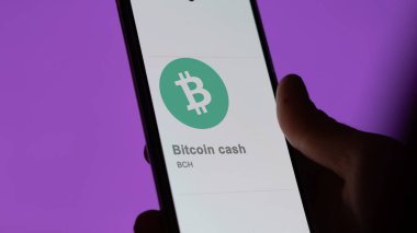 17 Nisan 2024, Şangay, Çin. Değiş tokuş ekranında Bitcoin parasının logosuna yaklaş. Bitcoin hisse senetleri, bir cihazda $BCH.