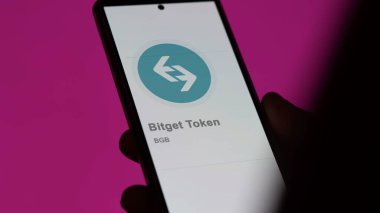 17 Nisan 2024, Şangay, Çin. Değişim ekranındaki Bitget Token logosuna yaklaş. (BGB) Bitget Token hisse senetleri, cihaza BGB $.