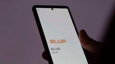 17 Nisan 2024, Şangay, Çin. Değiş tokuş ekranında BLUR (BLUR) logosunu kapat. (BLUR) BLUR fiyat hisseleri, bir aygıt için BLUR $.