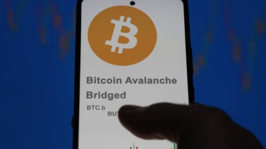 17 Nisan 2024, Şangay, Çin. Bitcoin Avalanche Brided 'in logosunu (BTC.b) bir takas ekranında kapatın. (BTC b) Bitcoin Çığ Köprüsü fiyat hisseleri, bir aygıt üzerinde $BTC.b.