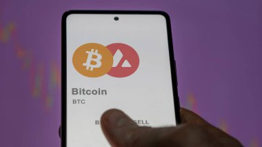 17 Nisan 2024, Şangay, Çin. Değiş tokuş ekranında (BTC) Bitcoin logosuna yaklaş. (BTC) Bitcoin fiyat hisseleri, bir aygıt üzerinde BTC $.