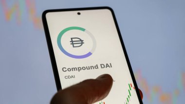 17 Nisan 2024, Şangay, Çin. Bir takas ekranındaki DAI bileşik logosunu kapat (CDAI). (CDAI) Bileşik DAI hisse senetleri, cihaza $CDAI.