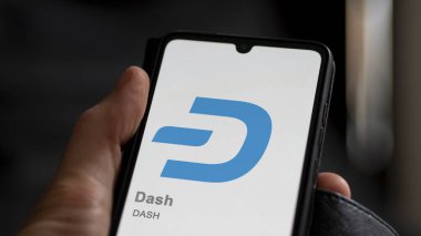 17 Nisan 2024, Şangay, Çin. Bir değiş tokuş ekranındaki Dash logosuna yaklaş. Dash fiyat hisseleri, bir cihaza DASH $.