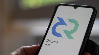 17 Nisan 2024, Şangay, Çin. Değiş tokuş ekranındaki (DCR) logosunu kapat. Azalan hisse senetleri, bir cihazda DCR $.