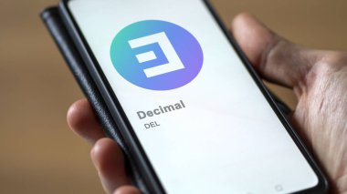 17 Nisan 2024, Şangay, Çin. Değiş tokuş ekranındaki (DEL) Ondalık logosunu kapat. Ondalık fiyat hisseleri, bir aygıt için DEL $.