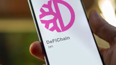 17 Nisan 2024, Şangay, Çin. Değiş tokuş ekranındaki DeFiChain logosunu kapat. (DFI) DefiChain hisse senetleri, bir cihazda DFI $.