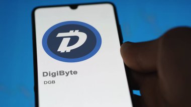 17 Nisan 2024, Şangay, Çin. Bir değiş tokuş ekranındaki DigiByte logosuna yaklaş. (DGB) DigiByte hisse senetleri, bir cihaza DGB $.