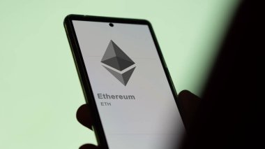 17 Nisan 2024, Şangay, Çin. Değişim ekranındaki Ethereum logosuna (ETH) yaklaş. (ETH) Ethereum fiyat hisseleri, bir aygıt üzerinde $ETH.