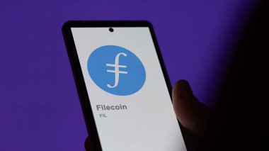 17 Nisan 2024, Şangay, Çin. Bir takas ekranındaki (FIL) filecoin logosunu kapat. (FIL) dosya madeni para fiyatları hisse senetleri, bir aygıt üzerinde $FIL.