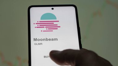 17 Nisan 2024, Şangay, Çin. Takas ekranındaki ay ışığının logosuna (GLMR) yaklaş. Ay ışığı fiyatları hisse senetleri, bir cihazda GLMR $.