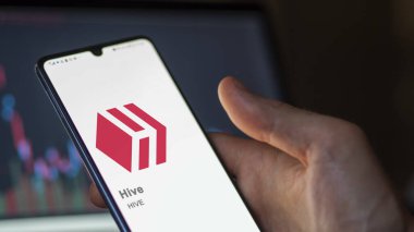 17 Nisan 2024, Şangay, Çin. Kovan 'ın logosuna bir değiş tokuş ekranında yaklaş. Kovan fiyatı hisseleri, bir cihaza HIVE $.