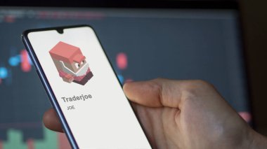 17 Nisan 2024, Şangay, Çin. Takas ekranındaki Traderjoe 'nun logosuna yaklaş. Tüccar Joe 'nun hisse senetleri, bir cihaz için $Joe..