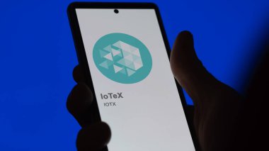 17 Nisan 2024, Şangay, Çin. Bir değiş tokuş ekranında (IOTX) IoTeX logosunu kapat. (IOTX) IoTeX fiyat hisseleri, IOTX $bir aygıt üzerinde.