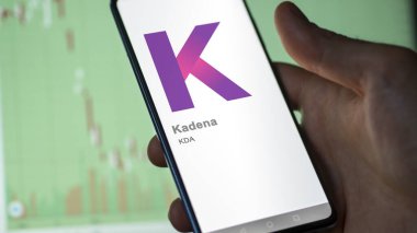 17 Nisan 2024, Şangay, Çin. Değiş tokuş ekranında Kadena 'nın logosunu kapat. Kadena hisse senetleri, bir cihazda KDA $.