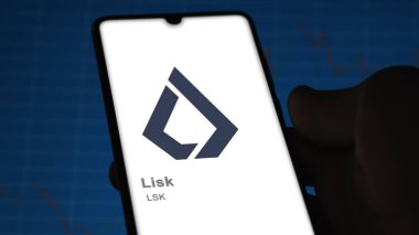17 Nisan 2024, Şangay, Çin. Lisk 'in logosunu bir değiş tokuş ekranında kapat. Lisk fiyat hisseleri, bir aygıt için LSK $.