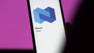 17 Nisan 2024, Şangay, Çin. Değiş tokuş ekranında Nexo 'nun logosuna yaklaş. Nexo hisse senetleri, bir cihazda NEXO $.