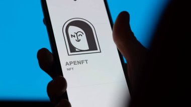 17 Nisan 2024, Şangay, Çin. Bir takas ekranındaki (NFT) APENFT logosuna yaklaş. (NFT) Fiyat hisseleri, bir cihaza NFT $.