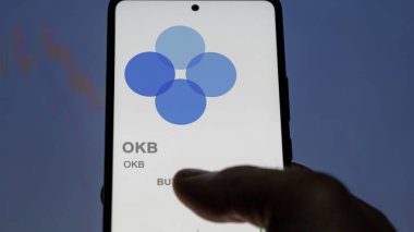 17 Nisan 2024, Şangay, Çin. Bir takas ekranında OKB (OKB) logosunu kapat. OKB hisse senetleri, bir aygıt için $OKB.
