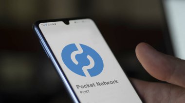 17 Nisan 2024, Şangay, Çin. Bir değiş tokuş ekranında Pocket Network logosunu kapat. Cep Ağı Fiyat Hisseleri, Bir aygıtın üzerinde $POKT.