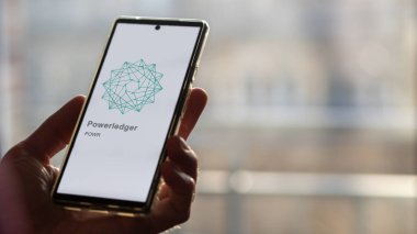 17 Nisan 2024, Şangay, Çin. Değiş tokuş ekranında PowerLedger 'ın logosuna yaklaş. PowerLedger hisse senetleri, bir cihaza POWR $.