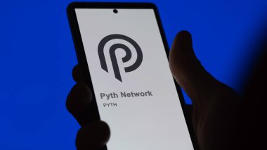 17 Nisan 2024, Şangay, Çin. Bir takas ekranındaki Pyth Network (PYTH) logosuna yaklaş. Pyth Ağ Fiyat Hisseleri, Bir aygıt üzerinde $PYTH.
