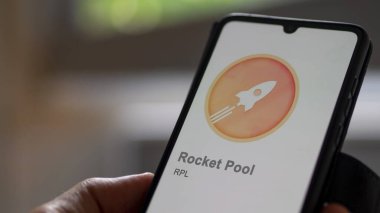 17 Nisan 2024, Şangay, Çin. Takas ekranındaki (RPL) Roket Havuzu logosuna yaklaş. (RPL) Roket havuzu fiyatları hisse senetleri, bir aygıt üzerinde $RPL.