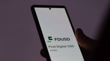 20 Nisan 2024, Şangay, Çin. Bir değiş tokuş ekranındaki ilk Dijital USD 'nin logosunu kapat. (FDUSD) İlk Dijital USD hisse senetleri, bir aygıt üzerinde FDUSD $.