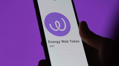 20 Nisan 2024, Şangay, Çin. Bir takas ekranında (EWT) Enerji Ağı Simgesi logosuna yaklaş. Enerji Ağı Fiyat Hisseleri, Cihaza EWT $.
