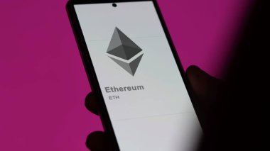 20 Nisan 2024, Şangay, Çin. Değişim ekranındaki Ethereum logosuna (ETH) yaklaş. (ETH) Ethereum fiyat hisseleri, bir aygıt üzerinde $ETH.