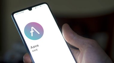 20 Nisan 2024, Şangay, Çin. Değiş tokuş ekranındaki (AVE) logosuna yaklaş. (AVE) Bir cihaz için AVE $AVE hisse senetleri,.