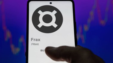 20 Nisan 2024, Şangay, Çin. Değiş tokuş ekranındaki Frax (FRAX) logosuna yaklaş. Frax fiyat hisseleri, cihaz için FRAX $.