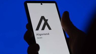 20 Nisan 2024, Şangay, Çin. Bir değiş tokuş ekranındaki algoritmanın logosuna yaklaş. (ALGO) Algorand fiyat hisseleri, bir aygıt üzerinde $ALGO.