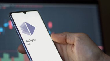 20 Nisan 2024, Şangay, Çin. Değiş tokuş ekranında Altlayer 'ın logosuna yaklaş. Altlayer hisse senetleri, bir cihaza ALT $.