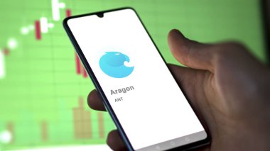 20 Nisan 2024, Şangay, Çin. Bir değiş tokuş ekranında Aragon 'un logosuna yaklaş. Aragon hisse senetleri, bir cihaza karınca dolar..