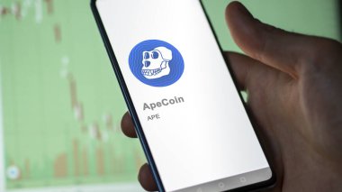20 Nisan 2024, Şangay, Çin. Değiş tokuş ekranındaki ApeCoin logosuna yaklaş. Apecoin fiyat hisseleri, bir aygıt için APE $.