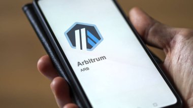 20 Nisan 2024, Şangay, Çin. Takas ekranındaki (ARB) Arbitrum logosuna yaklaş. Arbitrum fiyat hisseleri, cihaza ARB $.